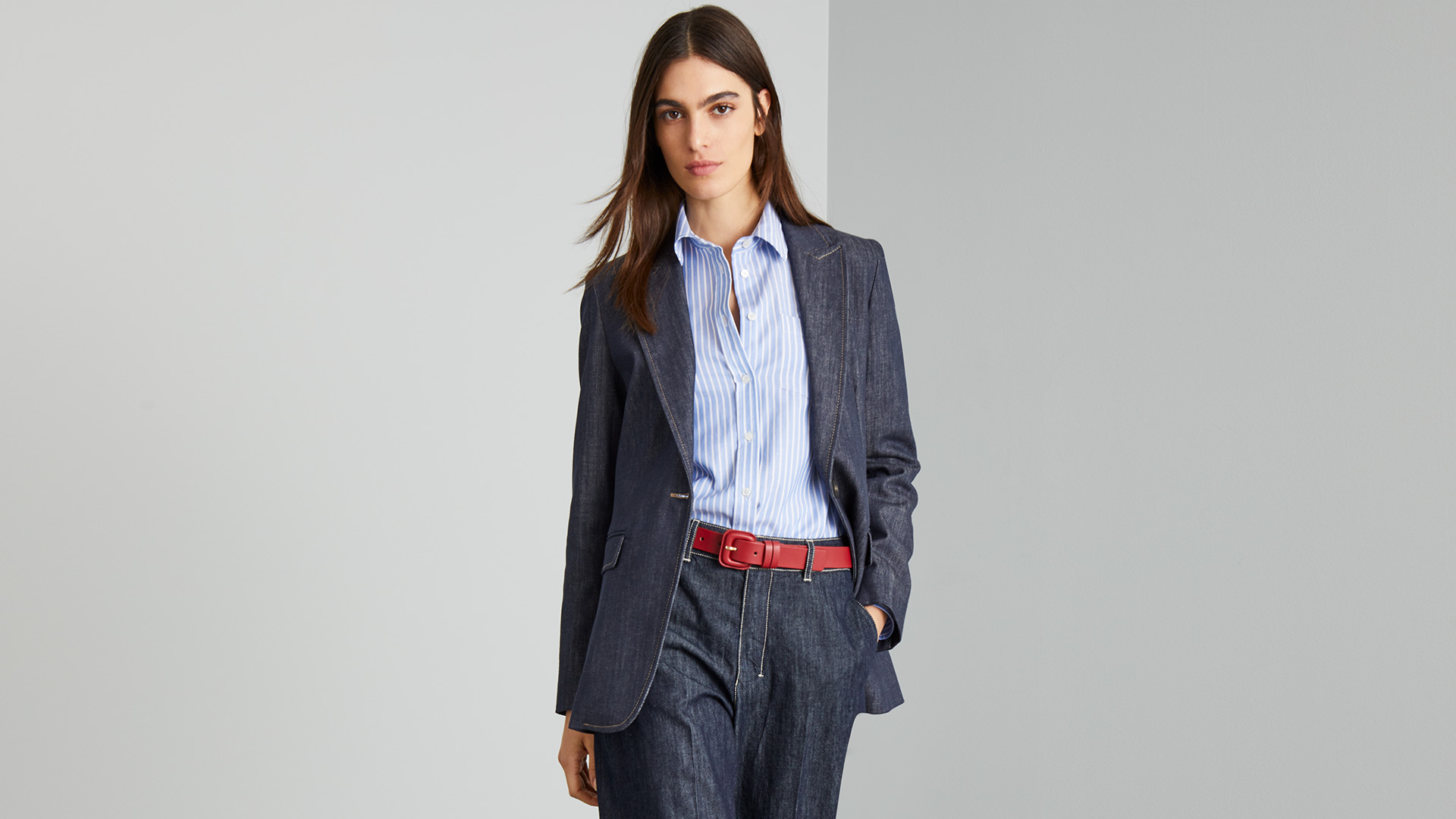 Modella indossa blazer effetto denim e pantaloni abbinati